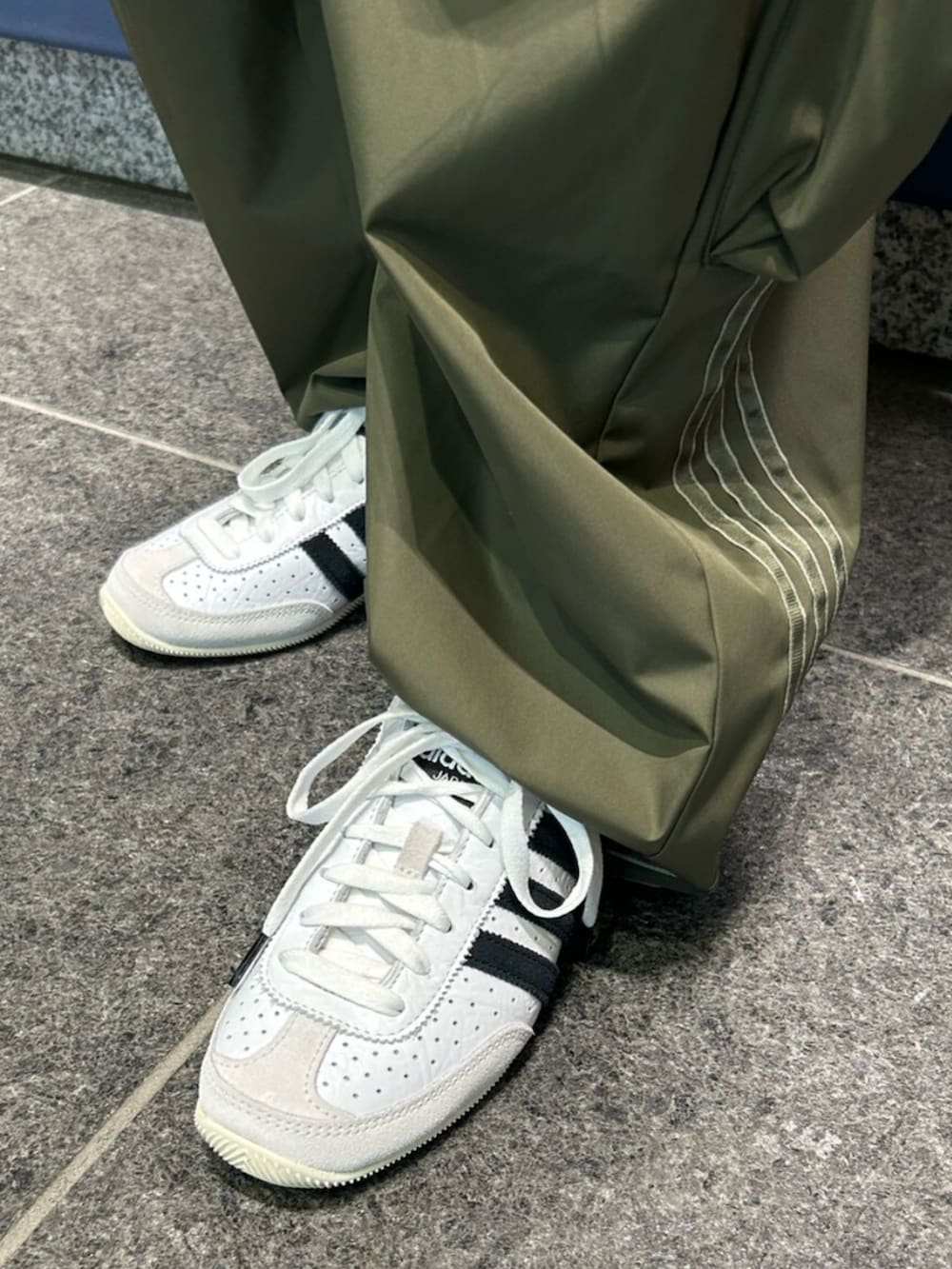 「adidas、アディダス、adidas originals、アディダスオリジナルス、スニーカー、カーゴパンツ、Japan、ポロシャツ」｜「adidasのアディカラー フットボール ジャカード Vネック 長袖ポロシャツ / アディダスオリジナルス adidas Originals（ポロシャツ、ブラック系）」を使った、TMさん（レディース・166cm）の春コーディネートの2枚目の写真