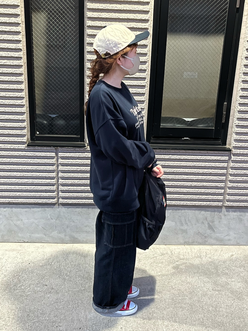 ブラック系のバックパック/リュック、ブルー系のスウェット、レッド系のスニーカーを着用したレディースの秋コーディネートの2枚目の写真