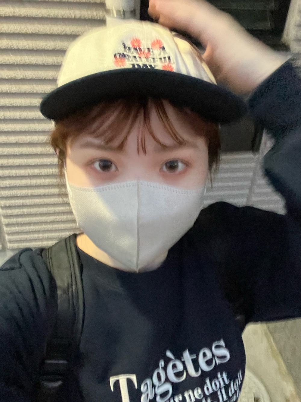 ブラック系のバックパック/リュック、ブルー系のスウェット、レッド系のスニーカーを着用したレディースの秋コーディネートの3枚目の写真