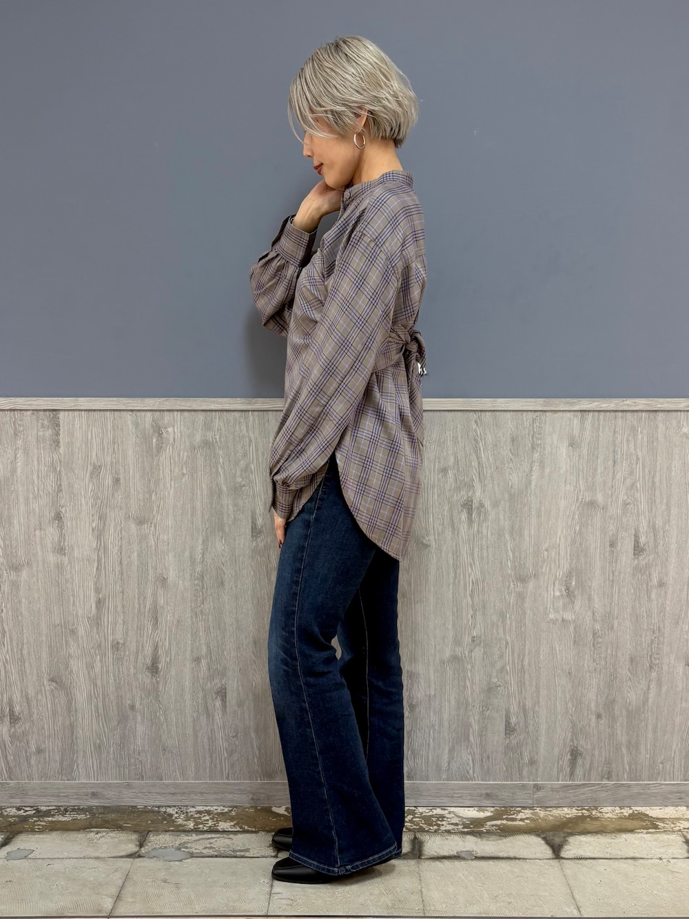 ブラウン系のシャツ/ブラウス、ブルー系のその他パンツ、ブラック系のショルダーバッグを着用したレディースの秋コーディネートの3枚目の写真