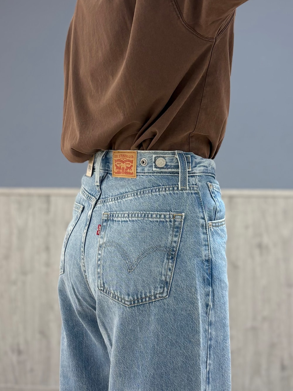 ベージュ系のシャツ/ブラウス、ブラウン系のTシャツ/カットソー、ブルー系のその他パンツを着用したレディースの夏コーディネートの8枚目の写真