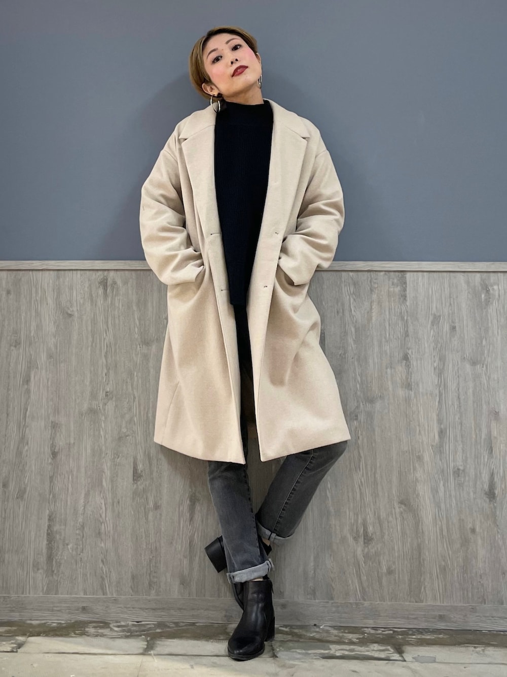 ブラック系のニット/セーター、グレー系のデニムパンツ、ブラック系のブーツを着用したレディースの冬コーディネートの5枚目の写真