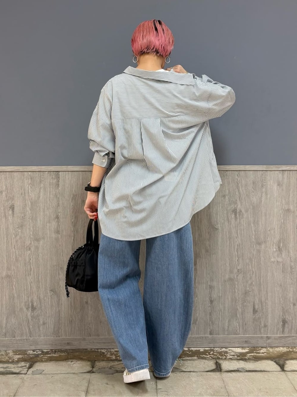 ホワイト系のシャツ/ブラウス、ホワイト系のTシャツ/カットソー、ブルー系のデニムパンツを着用したレディースの春コーディネートの8枚目の写真