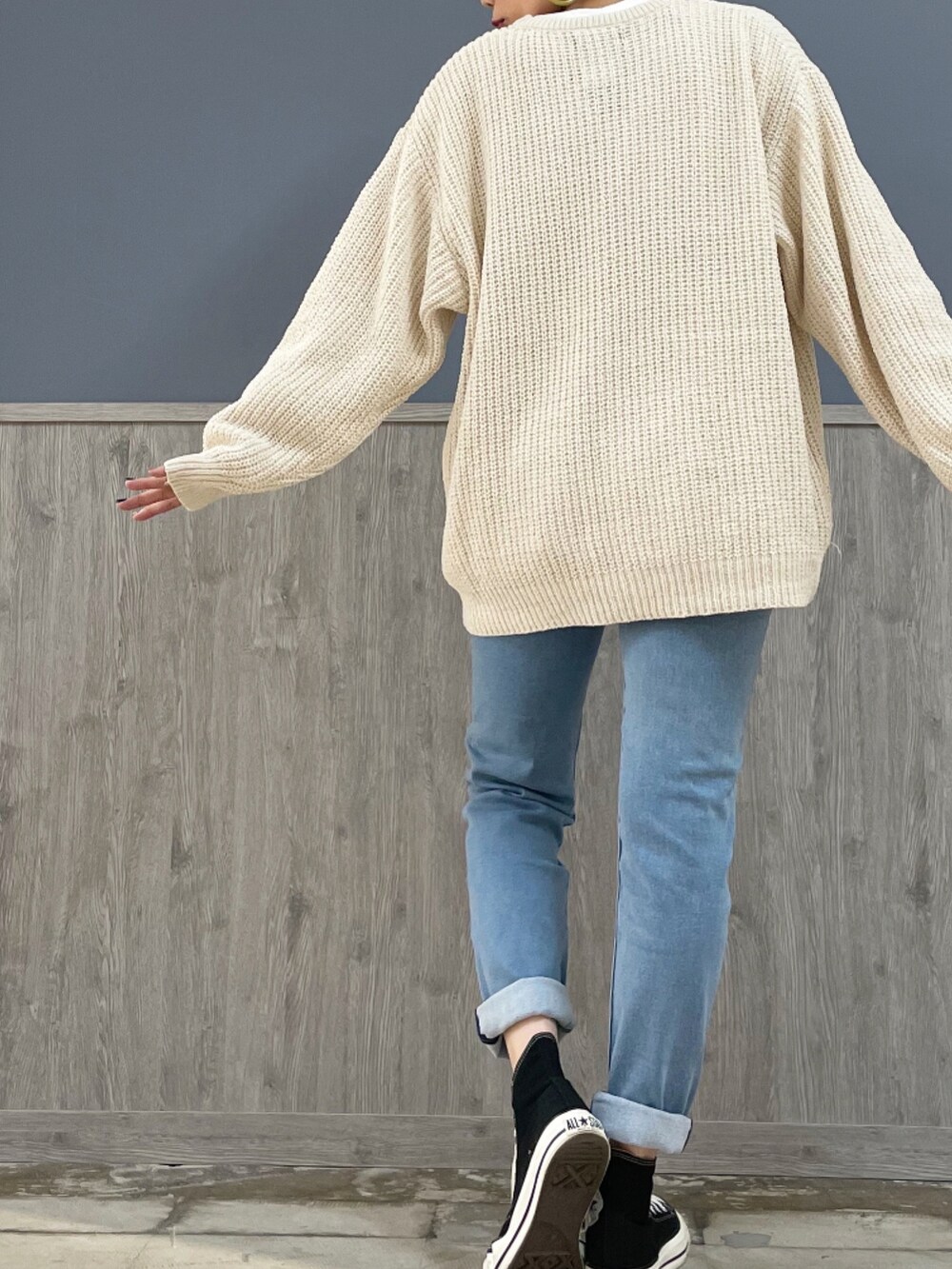 ブルー系のデニムパンツ、ブラック系のスニーカー、ブルー系のシャツ/ブラウスを着用したレディースの秋コーディネートの3枚目の写真