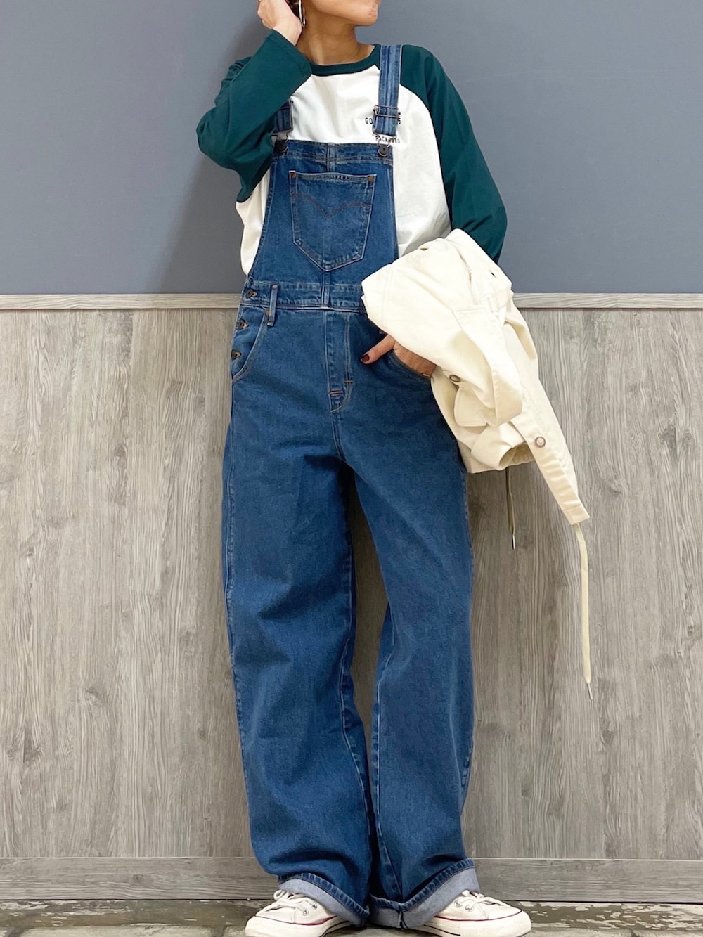 ホワイト系のカバーオール、ブルー系のサロペット/オーバーオール、グリーン系のTシャツ/カットソーを着用したレディースの春コーディネートの3枚目の写真