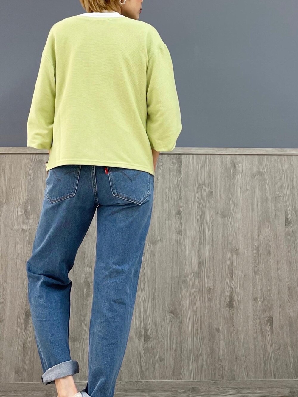 ホワイト系のTシャツ/カットソー、グリーン系のカーディガン/ボレロ、ブルー系のデニムパンツを着用したレディースの春コーディネートの3枚目の写真