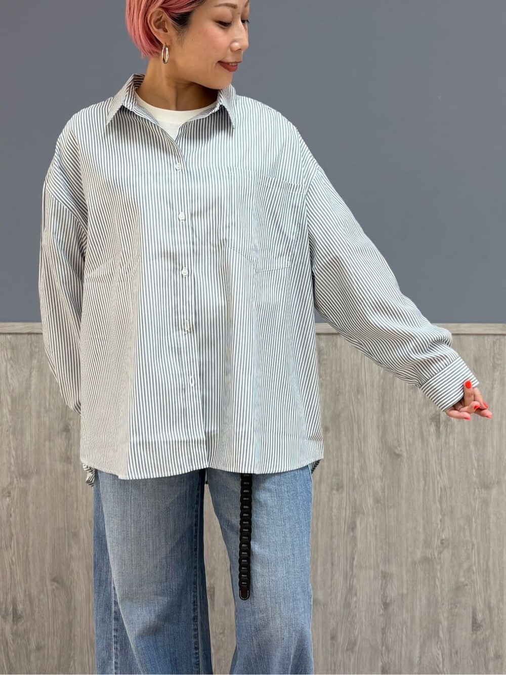 ホワイト系のシャツ/ブラウス、ホワイト系のTシャツ/カットソー、ブルー系のデニムパンツを着用したレディースの春コーディネートの2枚目の写真