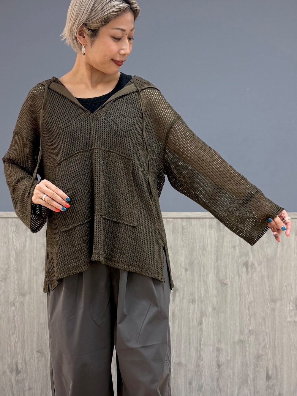 ブラウン系のTシャツ/カットソー、ブラック系のタンクトップ、グレー系のその他パンツを着用したレディースの秋コーディネートの2枚目の写真