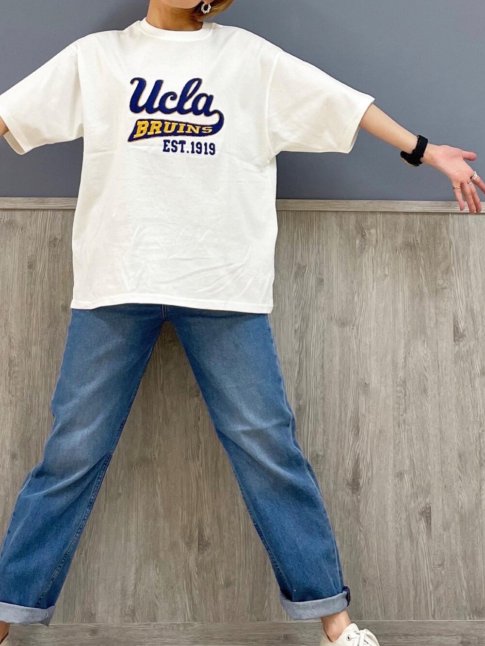 ホワイト系のTシャツ/カットソー、グリーン系のカーディガン/ボレロ、ブルー系のデニムパンツを着用したレディースの春コーディネートの5枚目の写真