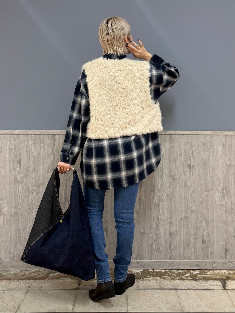 ブルー系のシャツ/ブラウス、ブルー系のその他パンツ、ブラック系のブーツを着用したレディースの秋コーディネートの7枚目の写真