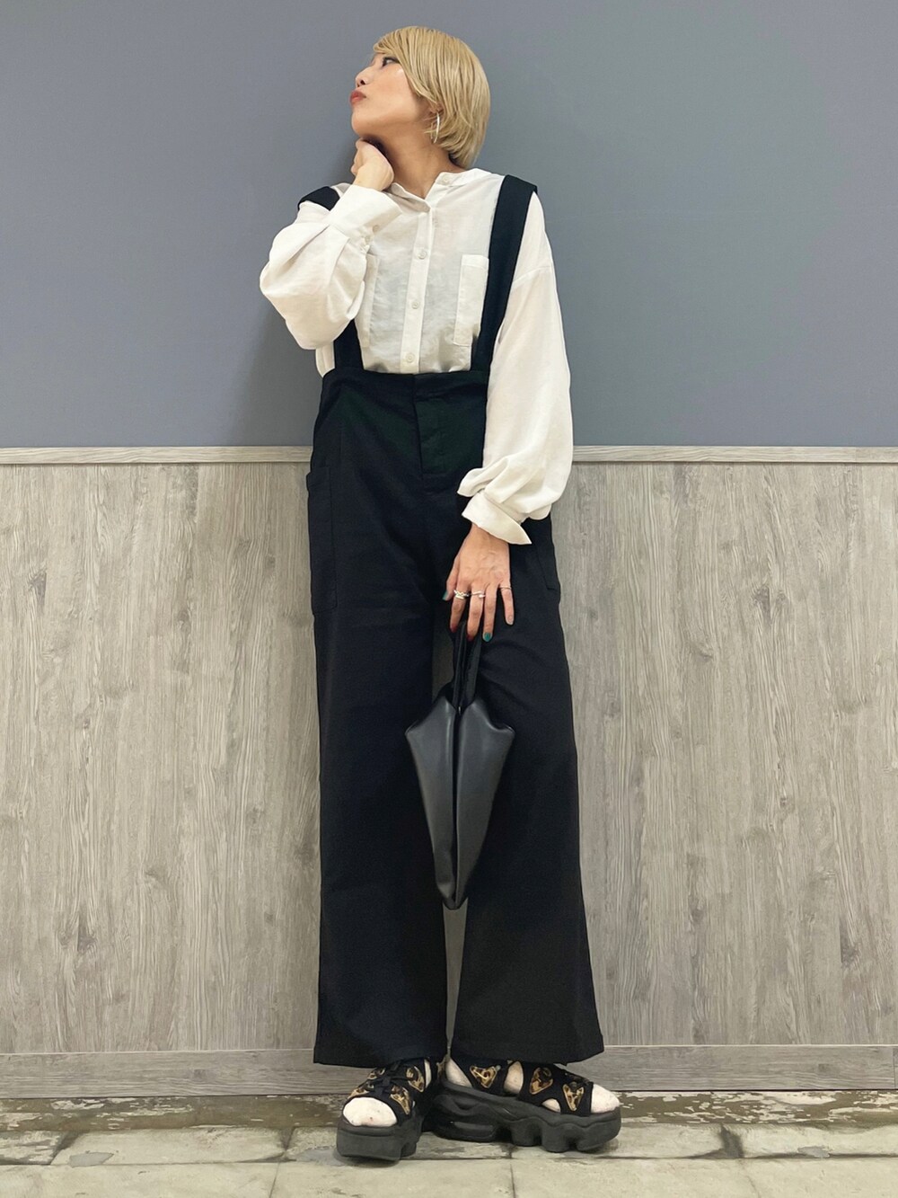 グレー系のシャツ/ブラウス、ブラック系のオールインワン・サロペット、ブラック系のショルダーバッグを着用したレディースの夏コーディネートの2枚目の写真