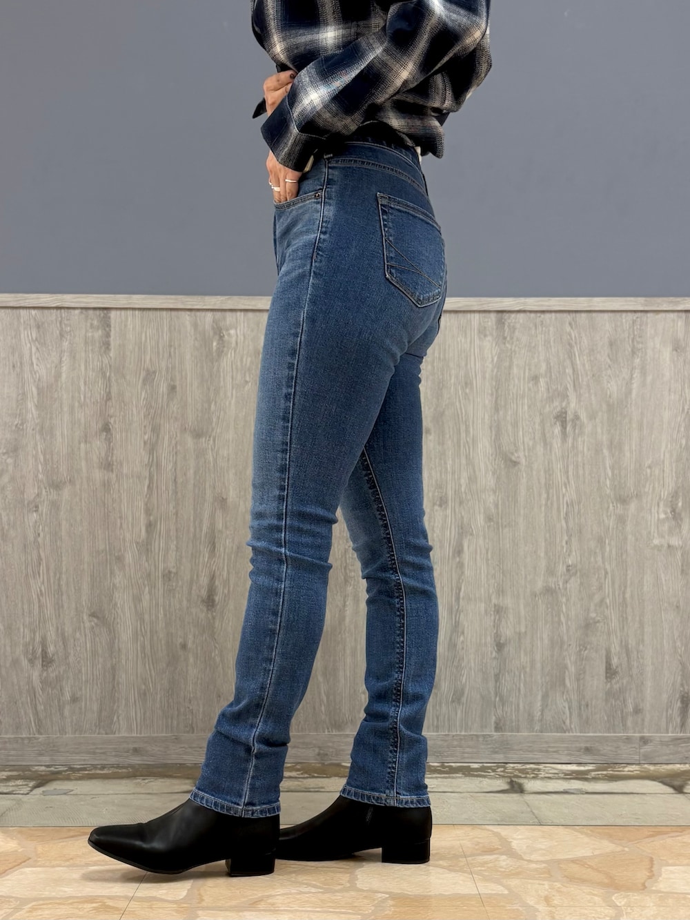 ブルー系のシャツ/ブラウス、ブルー系のその他パンツ、ブラック系のブーツを着用したレディースの秋コーディネートの9枚目の写真
