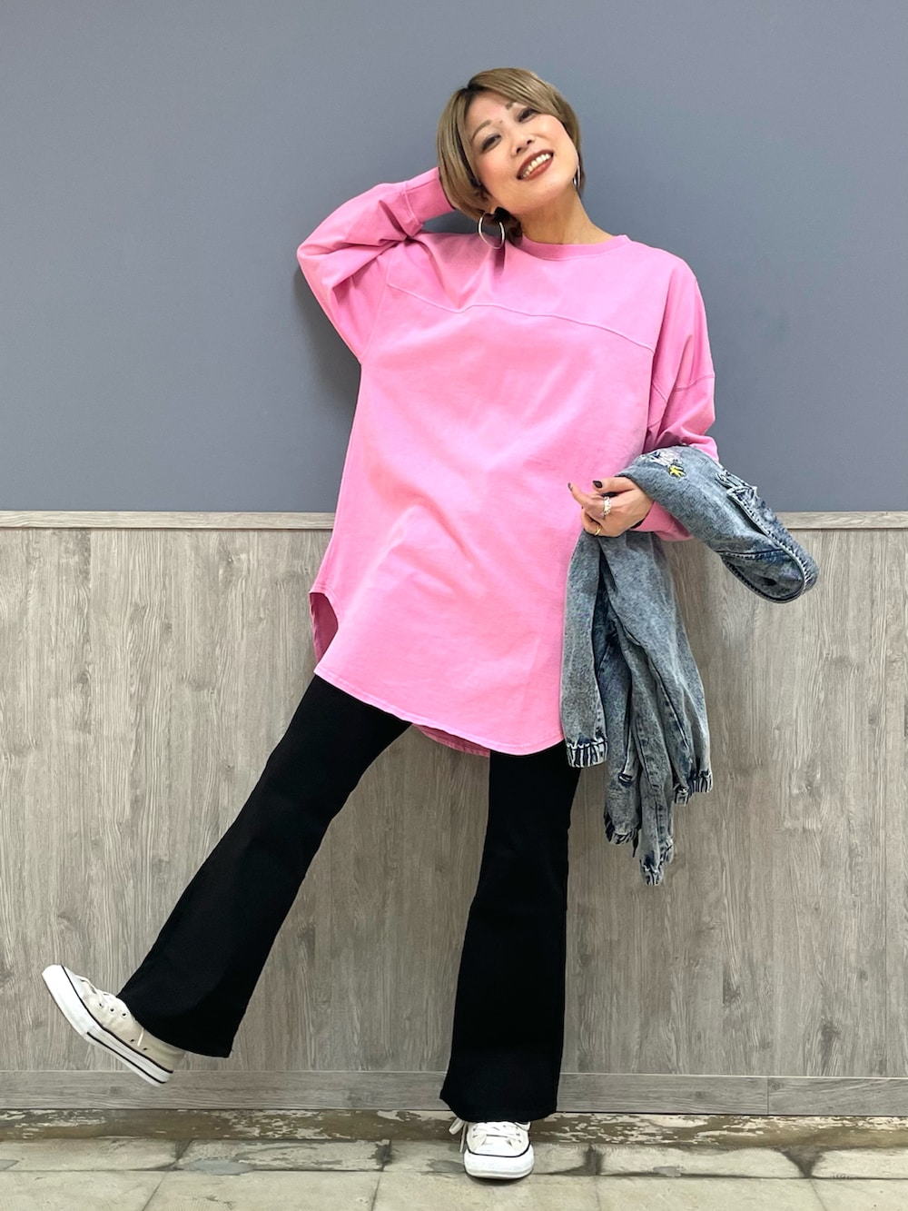 ブラック系のその他パンツ、ブルー系のデニムジャケット、ピンク系のトップスを着用したレディースの冬コーディネートの2枚目の写真