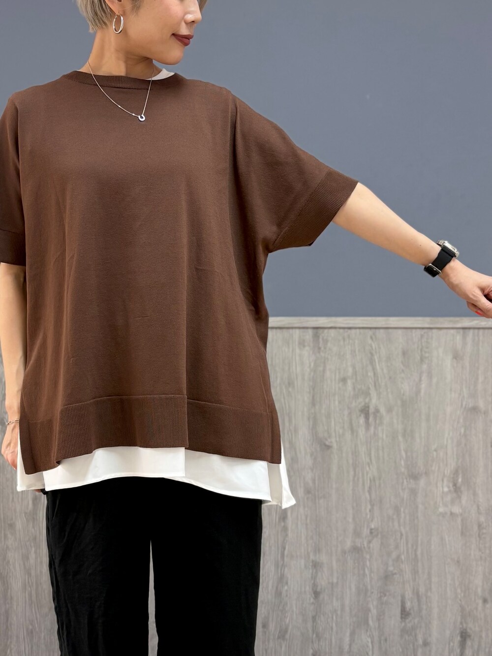 ブラウン系のニット/セーター、ホワイト系のタンクトップ、ブラック系のその他パンツを着用したレディースの夏コーディネートの2枚目の写真