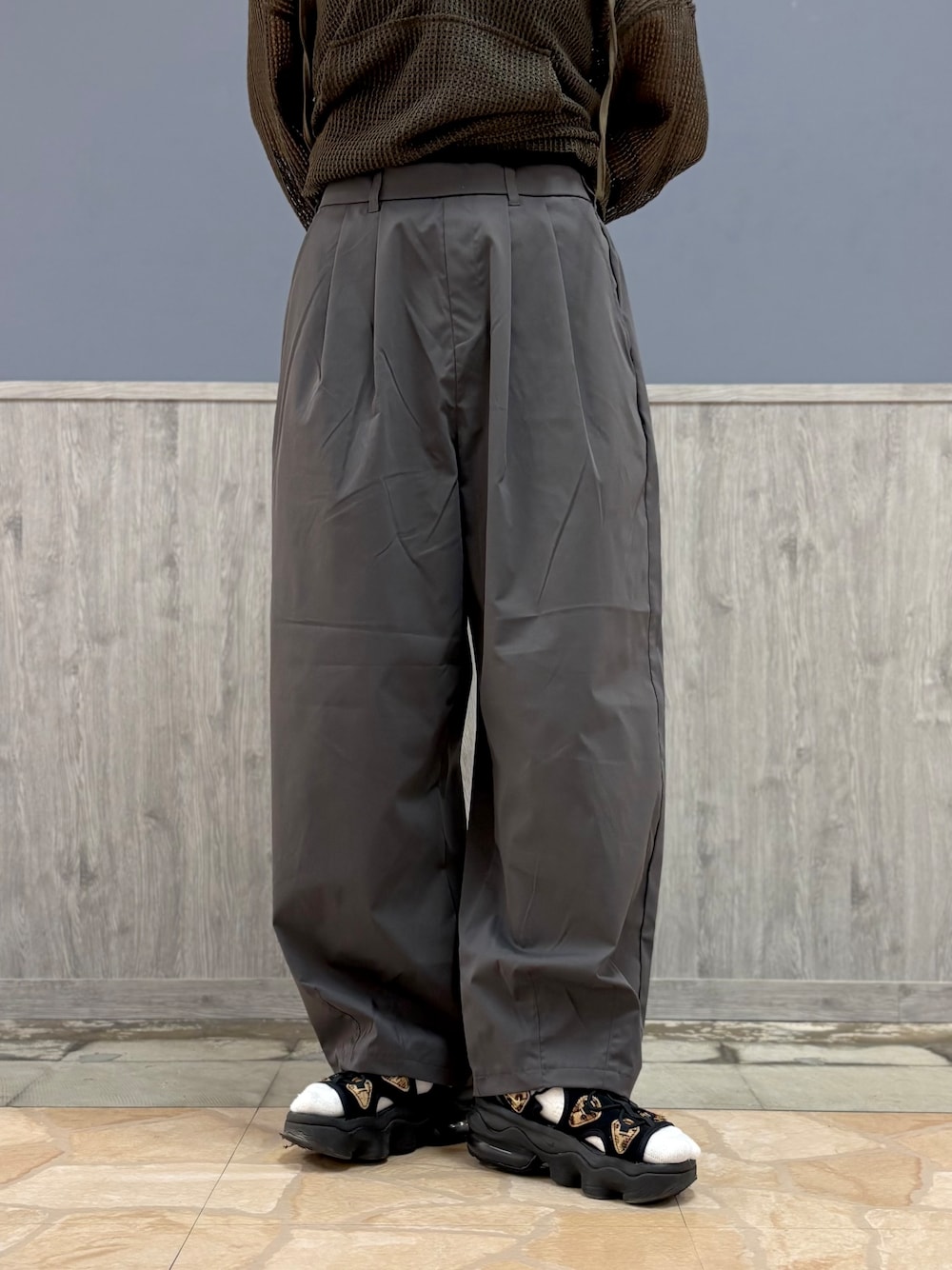 ブラウン系のTシャツ/カットソー、ブラック系のタンクトップ、グレー系のその他パンツを着用したレディースの秋コーディネートの9枚目の写真