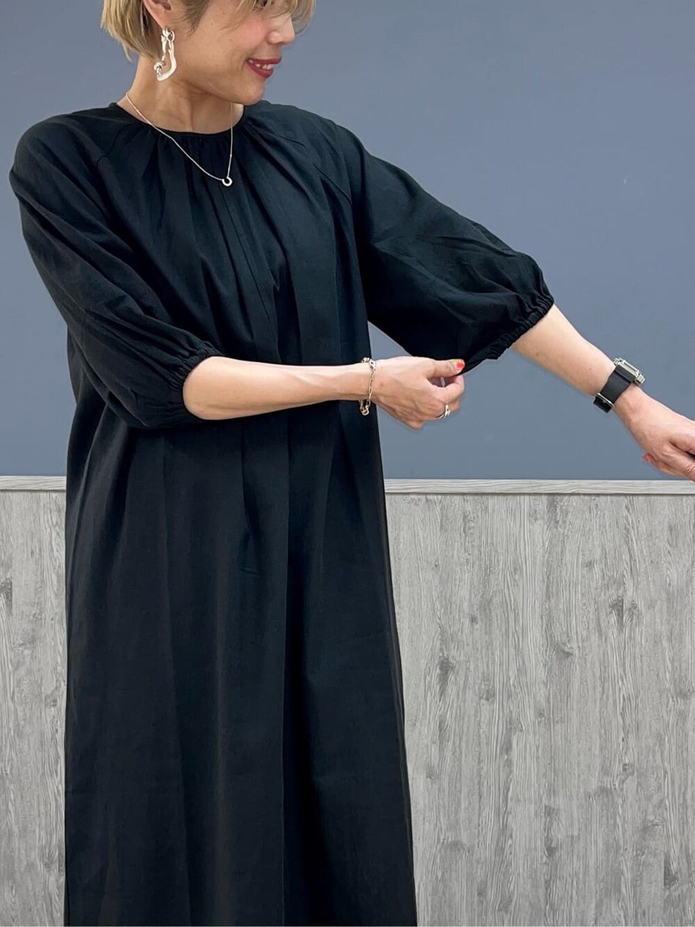 ホワイト系のその他トップス、ブラック系のワンピース、ホワイト系のその他パンツを着用したレディースの春コーディネートの4枚目の写真