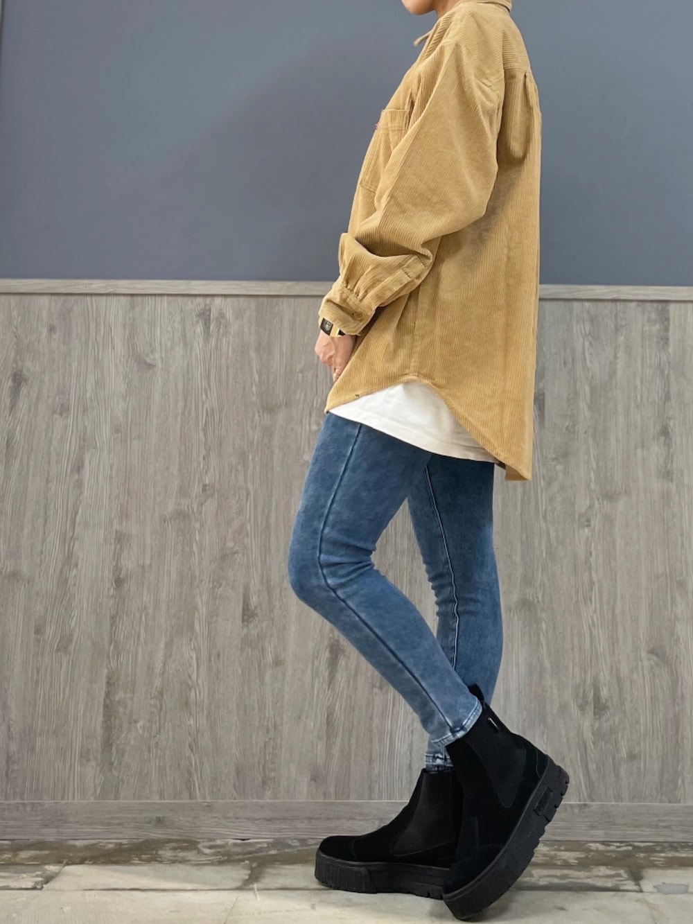 ブラウン系のシャツ/ブラウス、ホワイト系のTシャツ/カットソー、ブラック系のバッグを着用したレディースの冬コーディネートの2枚目の写真