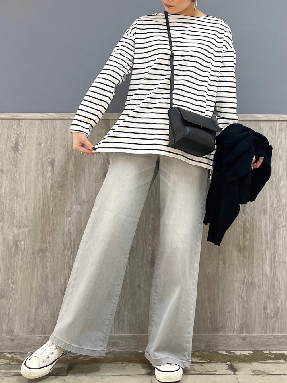 グレー系のデニムパンツ、ブラック系のカーディガン/ボレロ、ブラック系のTシャツ/カットソーを着用したレディースの春コーディネートの4枚目の写真