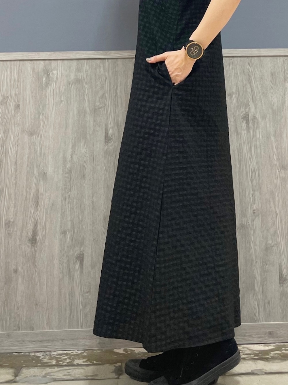 グリーン系のカーディガン/ボレロ、ブラック系のシャツワンピース、ブラック系のショルダーバッグを着用したレディースの春コーディネートの3枚目の写真