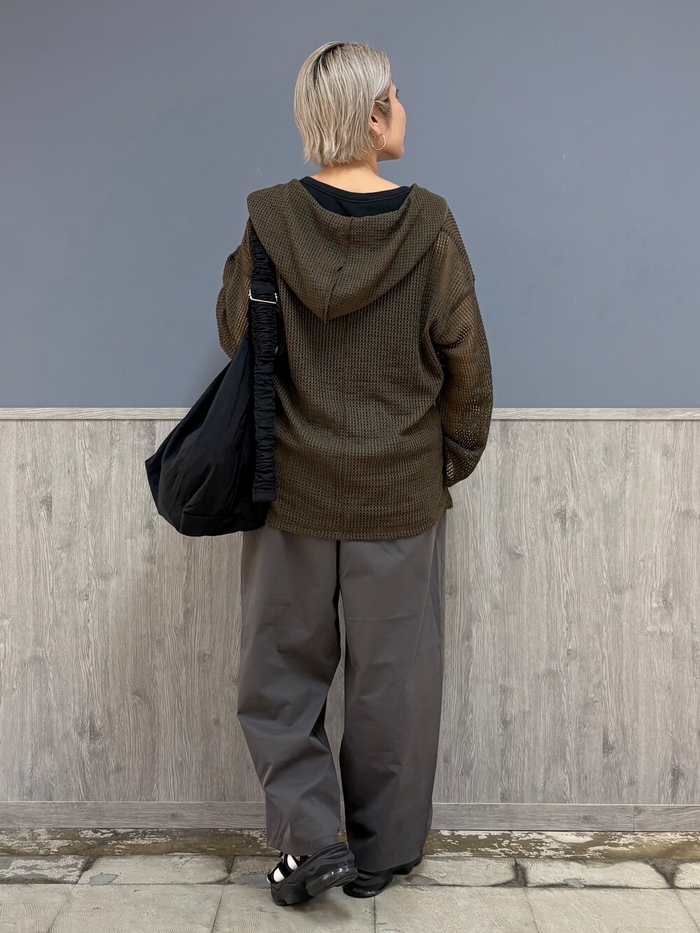 ブラウン系のTシャツ/カットソー、ブラック系のタンクトップ、グレー系のその他パンツを着用したレディースの秋コーディネートの6枚目の写真