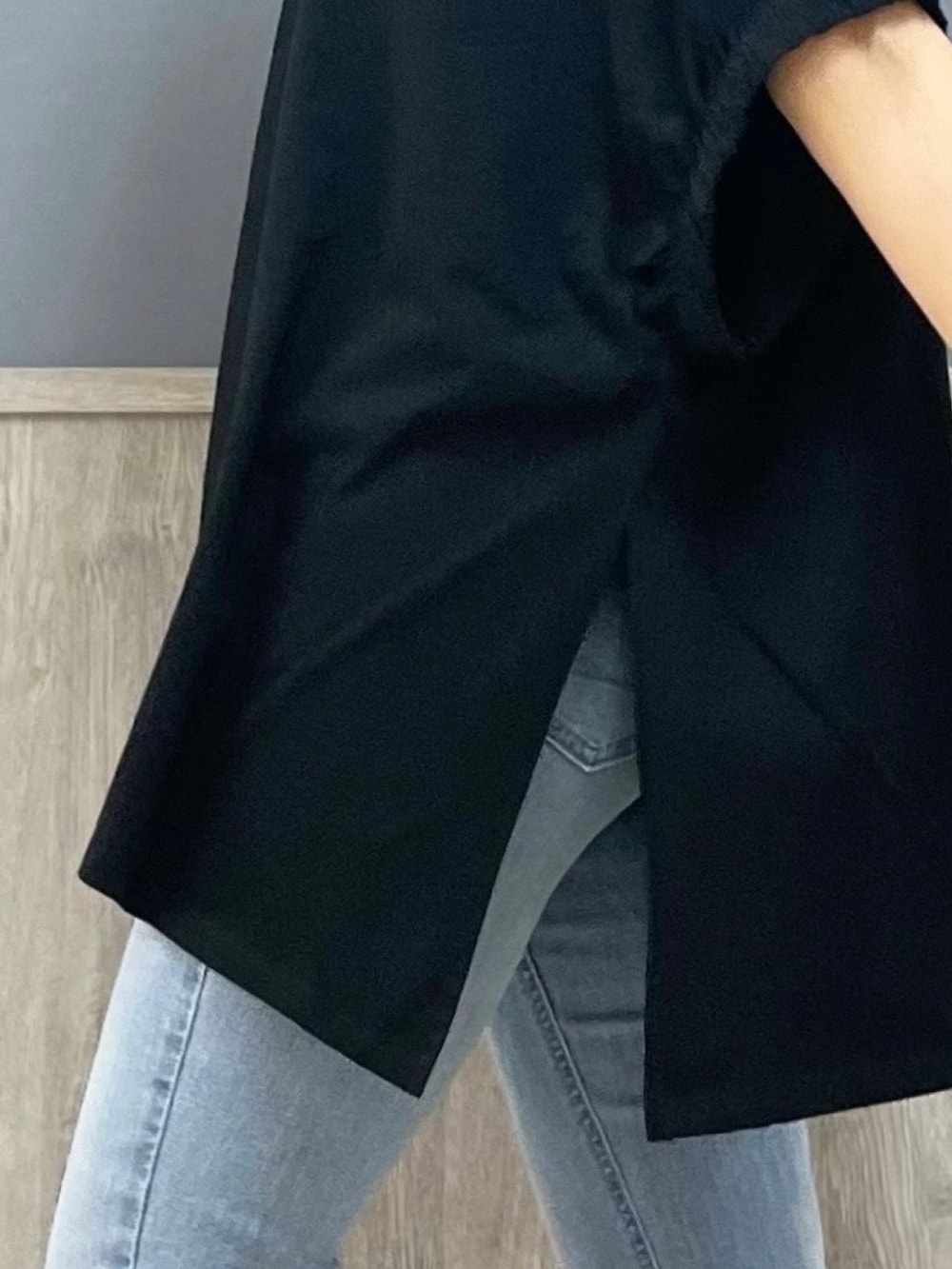 ブラック系のトップス、ブルー系のデニムパンツ、ブラック系のショルダーバッグを着用したレディースの夏コーディネートの3枚目の写真