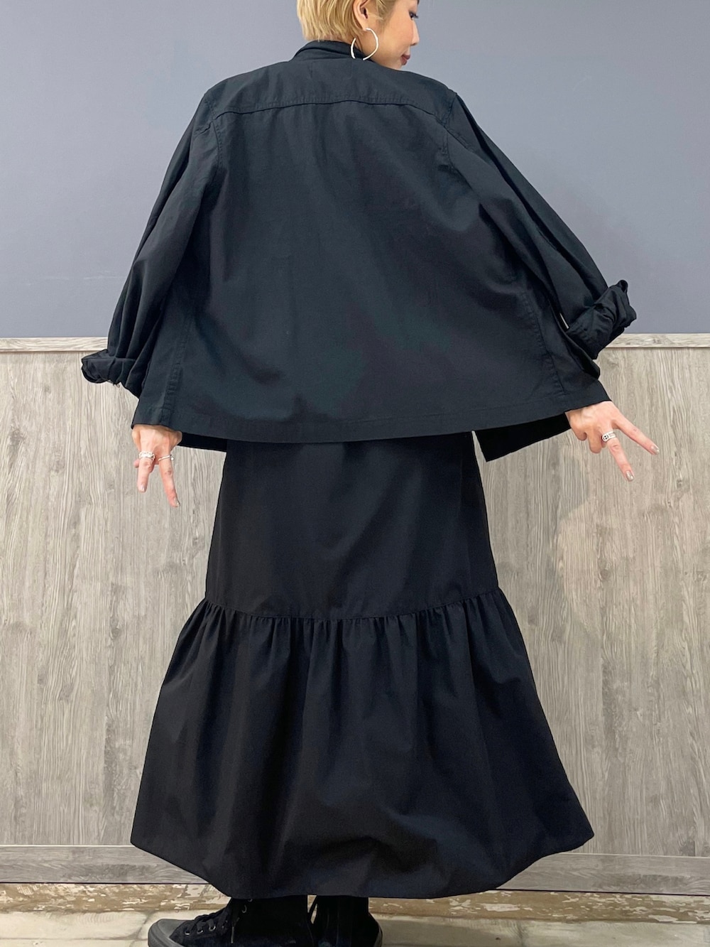 ブラック系のスカート、グレー系のショルダーバッグ、ホワイト系のTシャツ/カットソーを着用したレディースの春コーディネートの5枚目の写真