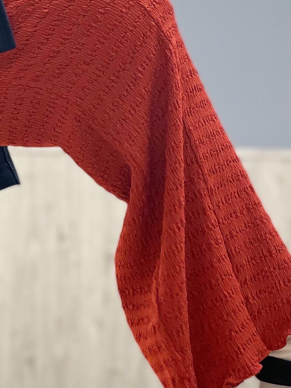 ブルー系のワンピース、シルバー系のバッグ、レッド系のその他パンツを着用したレディースの夏コーディネートの4枚目の写真