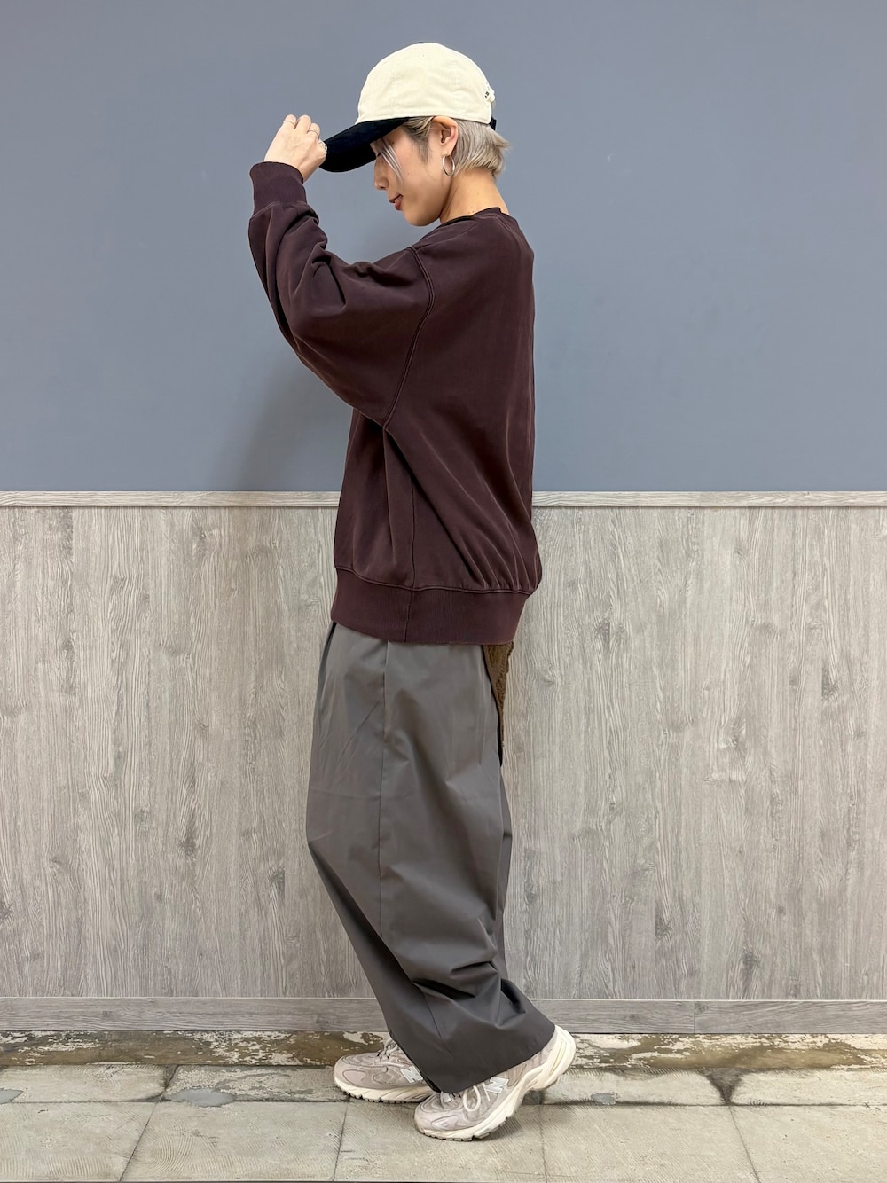 レッド系のスウェット、グレー系のその他パンツ、ブラック系のバックパック/リュックを着用したレディースの秋コーディネートの4枚目の写真