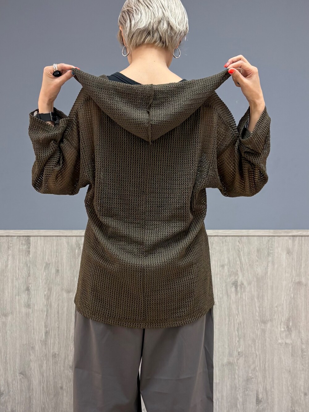 ブラウン系のTシャツ/カットソー、ブラック系のタンクトップ、グレー系のその他パンツを着用したレディースの秋コーディネートの7枚目の写真