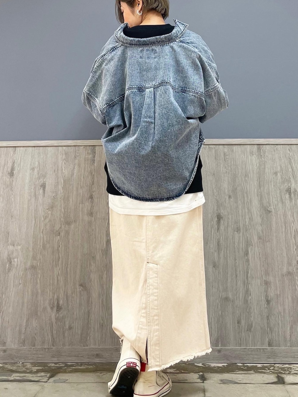 ホワイト系のスカート、ホワイト系のシューズ、シルバー系のショルダーバッグを着用したレディースの冬コーディネートの4枚目の写真