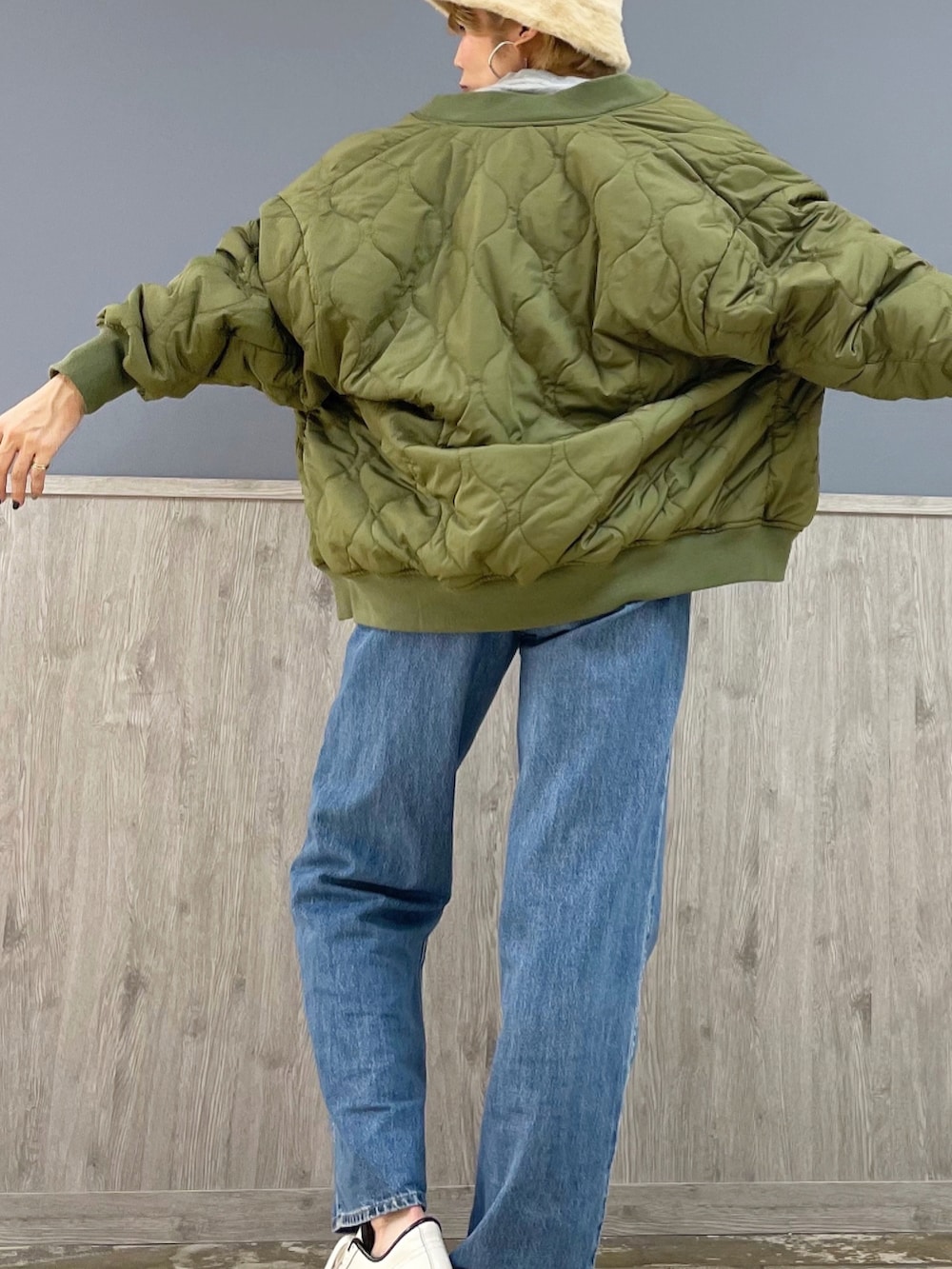 ブルー系のデニムパンツ、グリーン系のMA-1、グレー系のスウェットを着用したレディースの秋コーディネートの3枚目の写真