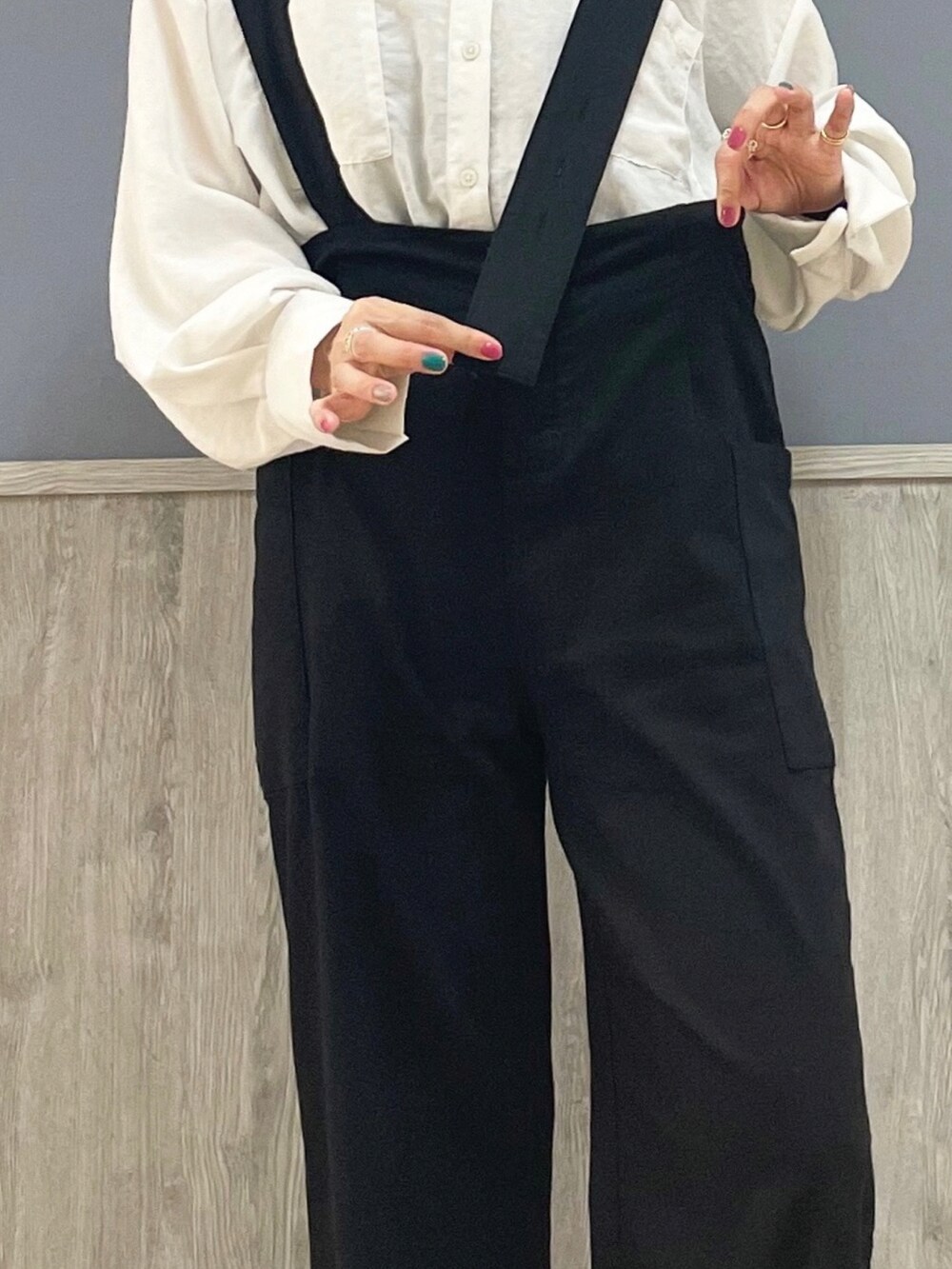 グレー系のシャツ/ブラウス、ブラック系のオールインワン・サロペット、ブラック系のショルダーバッグを着用したレディースの夏コーディネートの4枚目の写真