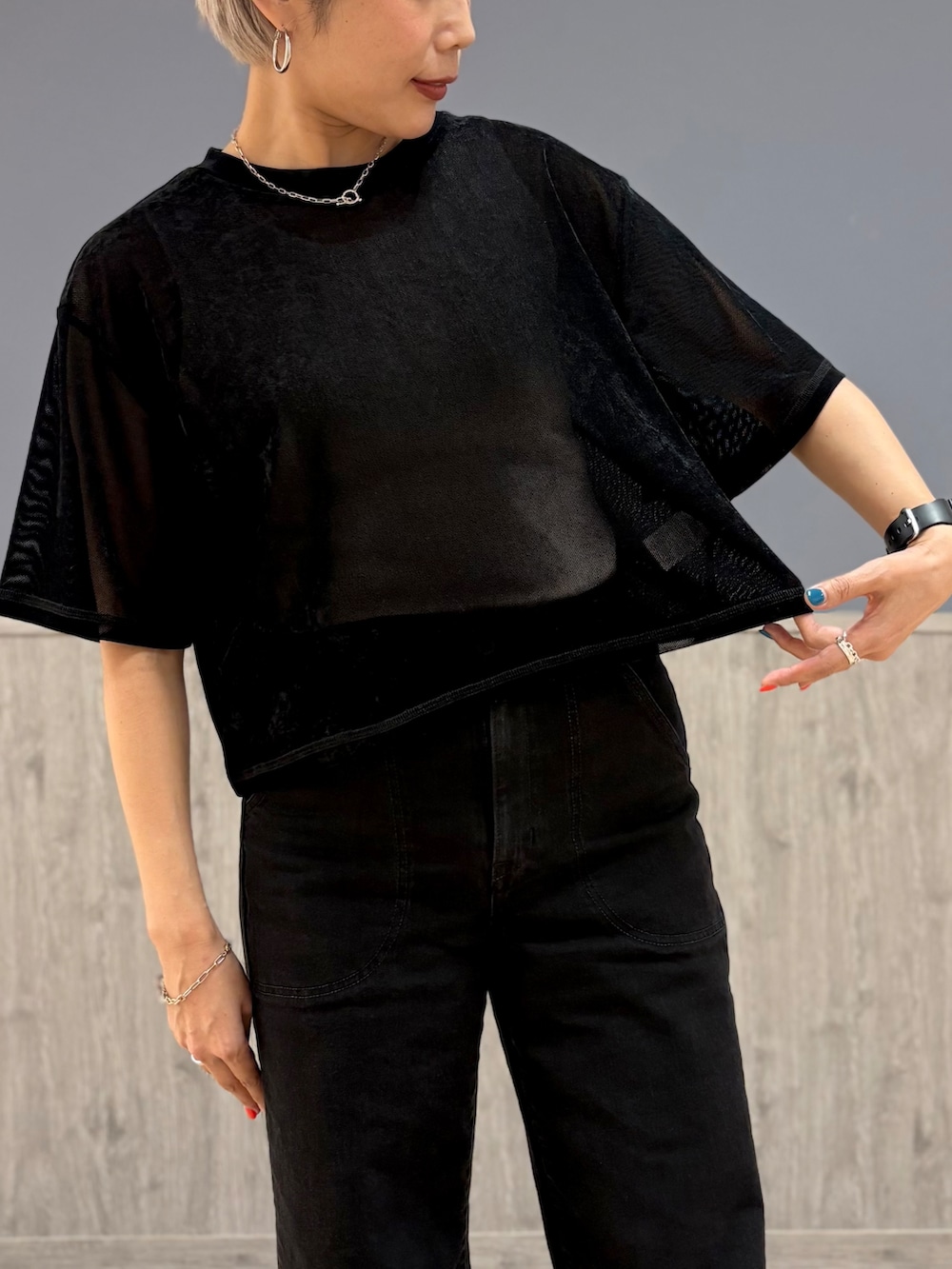 ブラック系のTシャツ/カットソー、ホワイト系のタンクトップ、ブラック系のデニムパンツを着用したレディースの秋コーディネートの6枚目の写真
