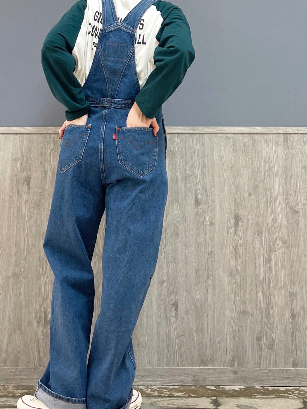 ホワイト系のカバーオール、ブルー系のサロペット/オーバーオール、グリーン系のTシャツ/カットソーを着用したレディースの春コーディネートの5枚目の写真