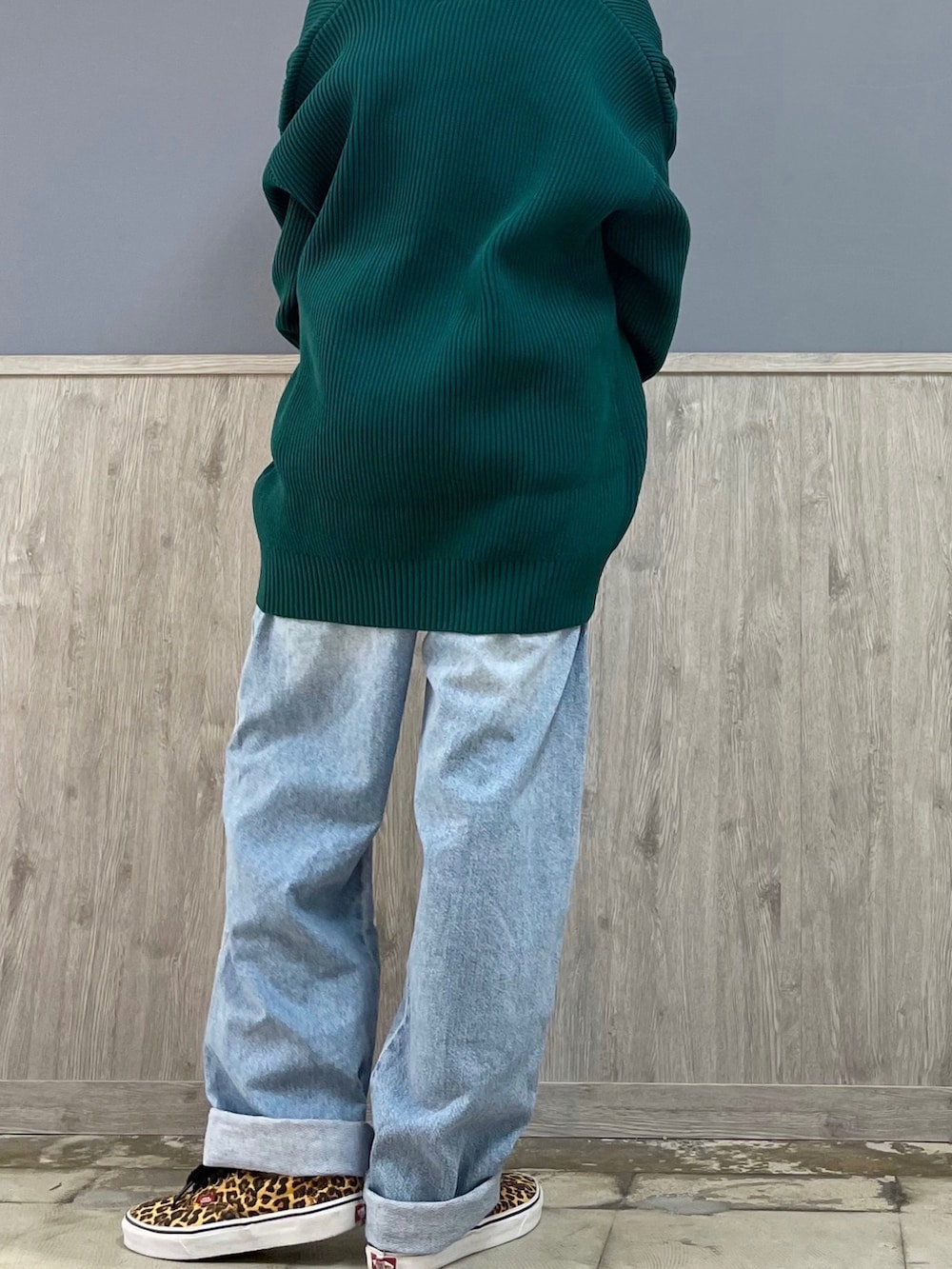 ブラウン系のトートバッグ、ブルー系のサロペット/オーバーオール、ホワイト系のTシャツ/カットソーを着用したレディースの冬コーディネートの4枚目の写真