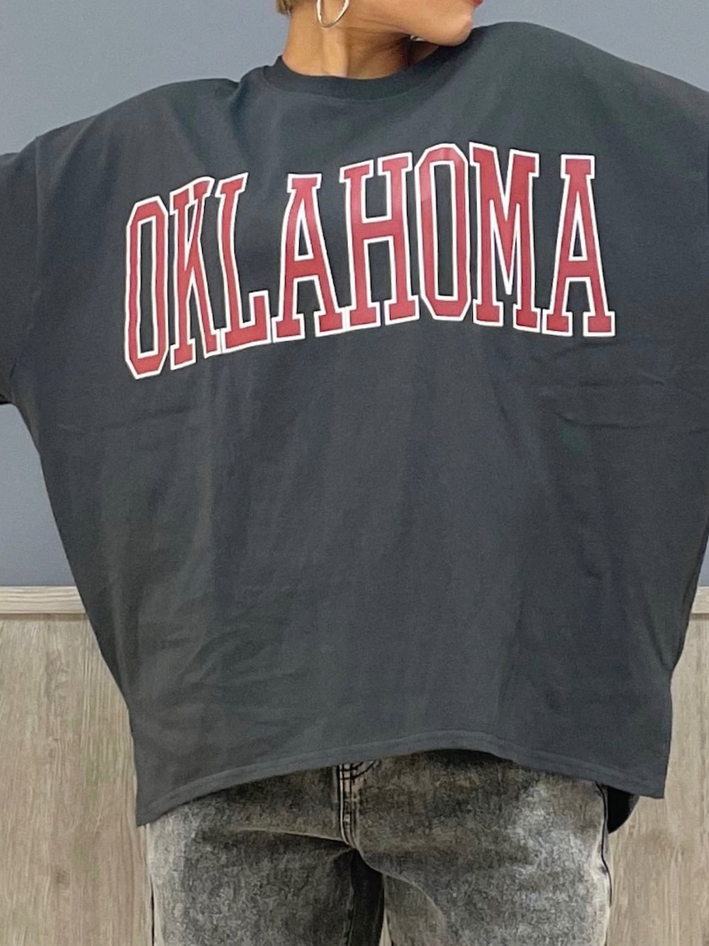 グレー系のTシャツ/カットソー、ブラック系のデニムパンツ、ブラック系のスニーカーを着用したレディースの夏コーディネートの2枚目の写真