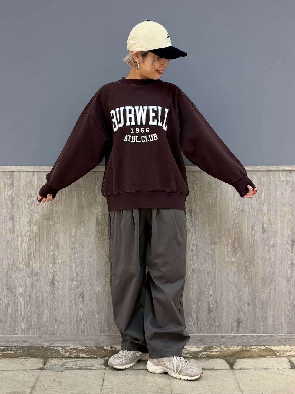 レッド系のスウェット、グレー系のその他パンツ、ブラック系のバックパック/リュックを着用したレディースの秋コーディネートの7枚目の写真