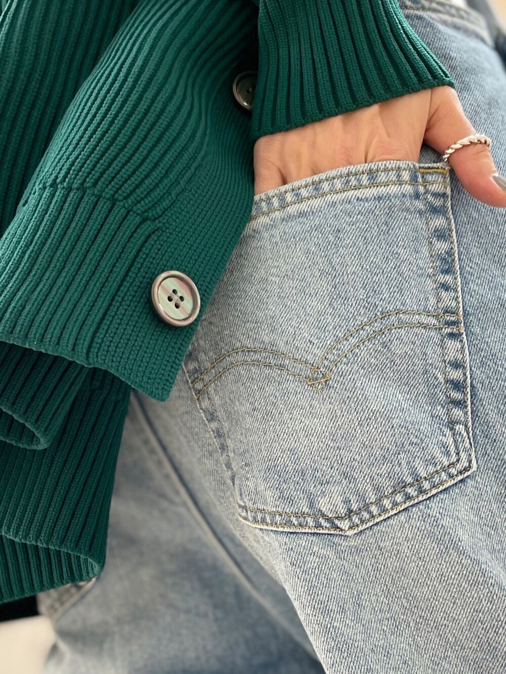 ブラウン系のトートバッグ、ブルー系のサロペット/オーバーオール、ホワイト系のTシャツ/カットソーを着用したレディースの冬コーディネートの5枚目の写真