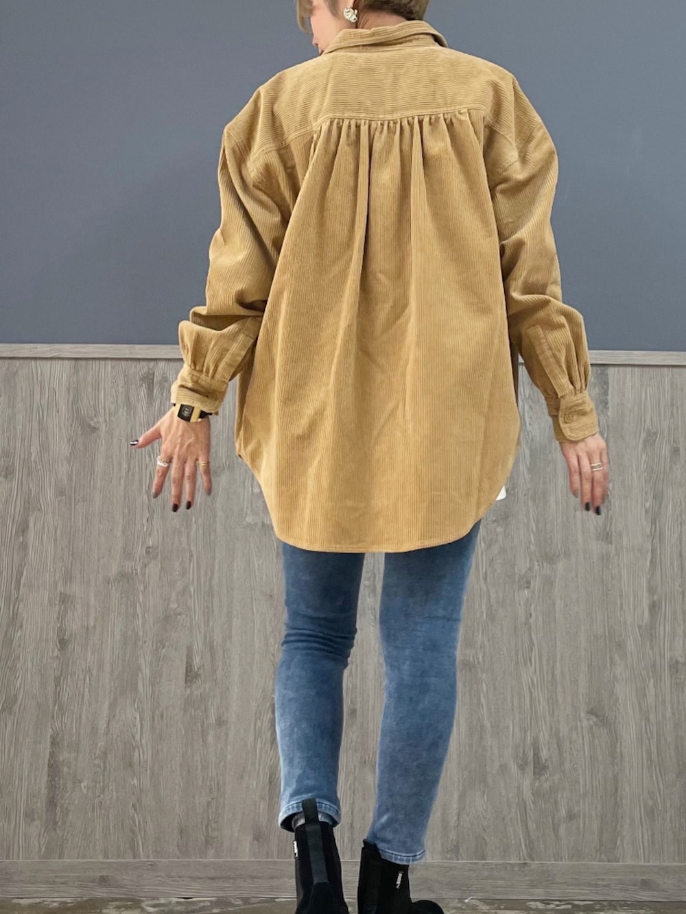 ブラウン系のシャツ/ブラウス、ホワイト系のTシャツ/カットソー、ブラック系のバッグを着用したレディースの冬コーディネートの3枚目の写真