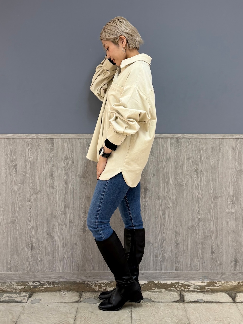 ホワイト系のシャツ/ブラウス、ブルー系のその他パンツ、ブラック系のTシャツ/カットソーを着用したレディースの秋コーディネートの4枚目の写真