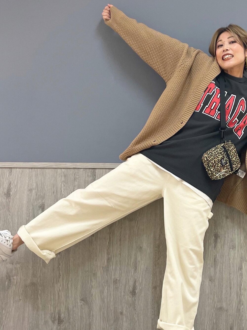 グレー系のTシャツ/カットソー、ベージュ系のカーディガン/ボレロ、ブラック系のショルダーバッグを着用したレディースの冬コーディネートの3枚目の写真