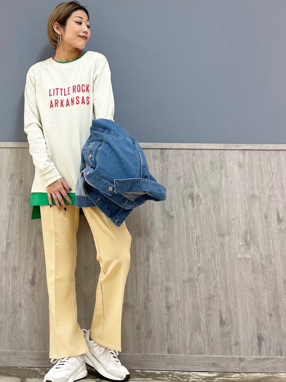 ホワイト系のショルダーバッグ、ブルー系のデニムジャケット、ホワイト系のTシャツ/カットソーを着用したレディースの冬コーディネートの2枚目の写真