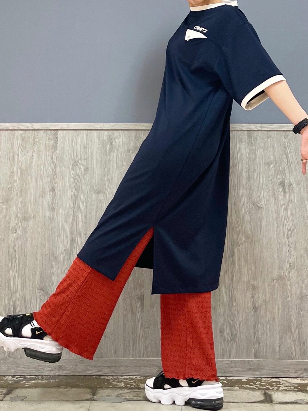 ブルー系のワンピース、シルバー系のバッグ、レッド系のその他パンツを着用したレディースの夏コーディネートの3枚目の写真