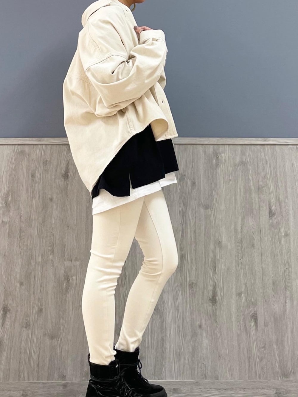 ホワイト系のその他パンツ、ブラック系のトップス、ホワイト系のTシャツ/カットソーを着用したレディースの冬コーディネートの2枚目の写真