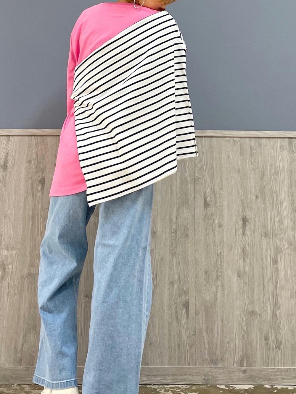 ブルー系のデニムパンツ、グレー系のショルダーバッグ、ピンク系のTシャツ/カットソーを着用したレディースの春コーディネートの4枚目の写真