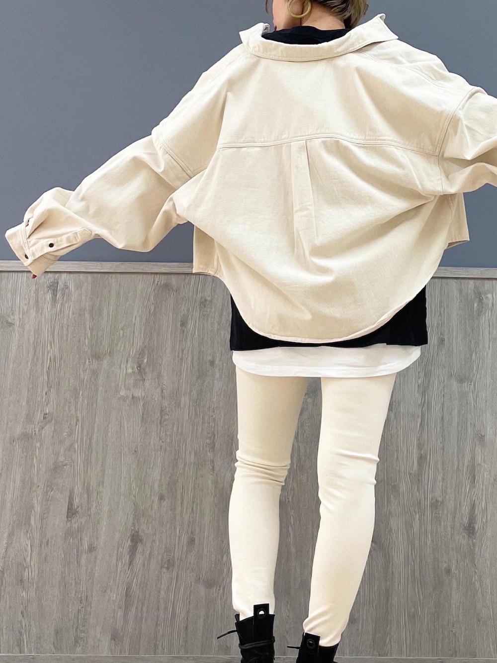 ホワイト系のその他パンツ、ブラック系のトップス、ホワイト系のTシャツ/カットソーを着用したレディースの冬コーディネートの4枚目の写真