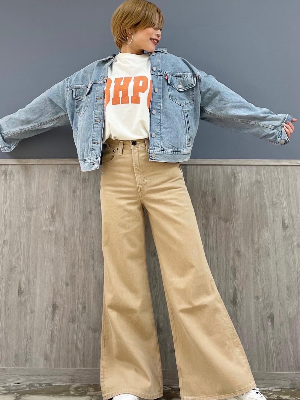 ブルー系のデニムジャケット、ホワイト系のTシャツ/カットソー、ベージュ系のデニムパンツを着用したレディースの春コーディネートの4枚目の写真