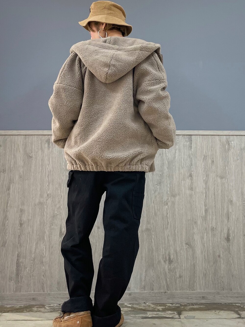 ブラック系のサロペット/オーバーオール、グレー系のスウェット、グレー系のその他アウターを着用したレディースの冬コーディネートの3枚目の写真