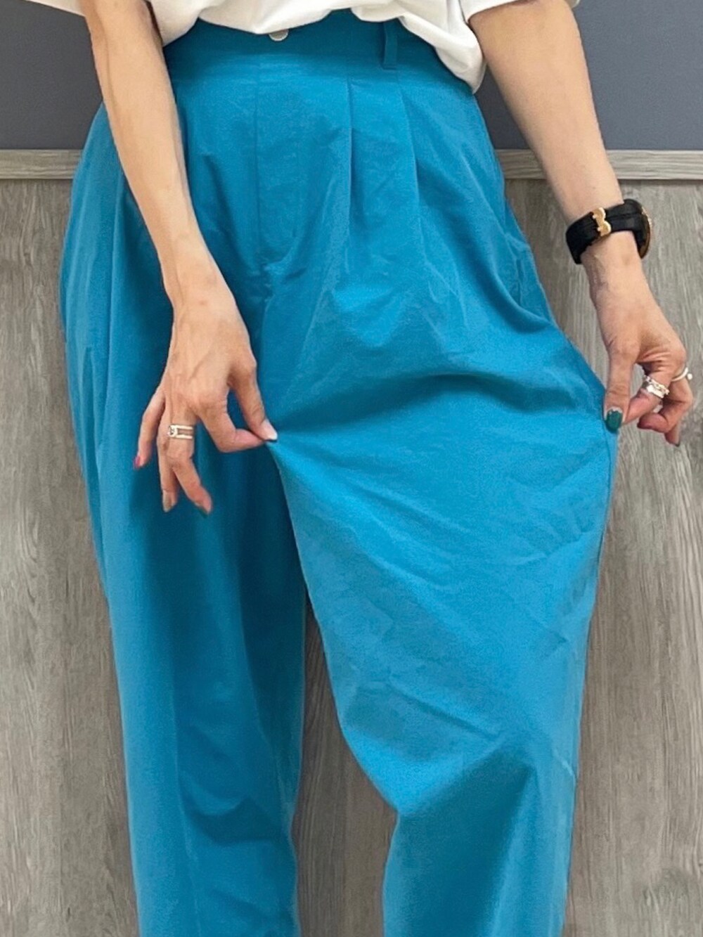 ホワイト系のTシャツ/カットソー、ブルー系のその他パンツ、ブラック系のトートバッグを着用したレディースの夏コーディネートの5枚目の写真