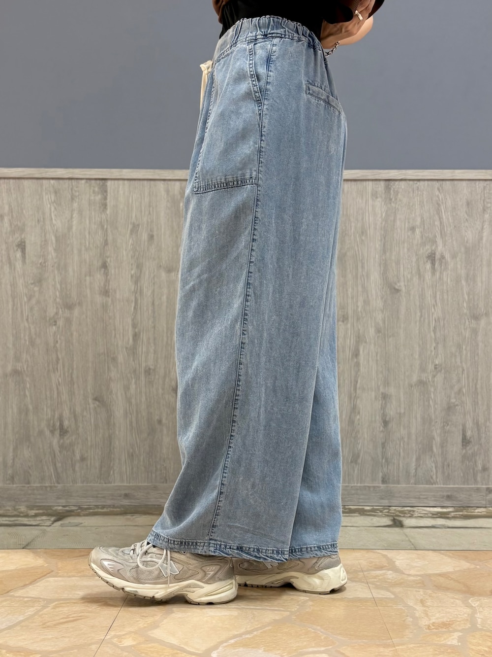 ブラウン系のニット/セーター、ブルー系のデニムパンツ、ベージュ系のキャップを着用したレディースの夏コーディネートの7枚目の写真
